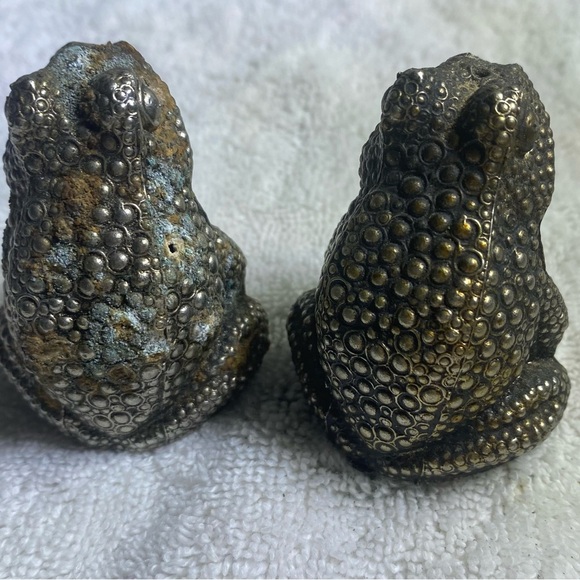 Brass Metal Frog Salt & Pepper Shakers Vintage - Picture 4 of 5